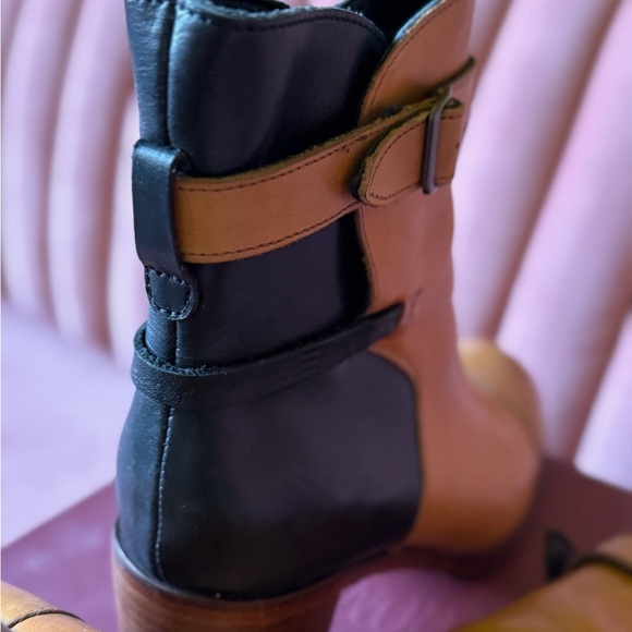 Stylish Tan and Black Ankle Boots - Picture 4 of 4